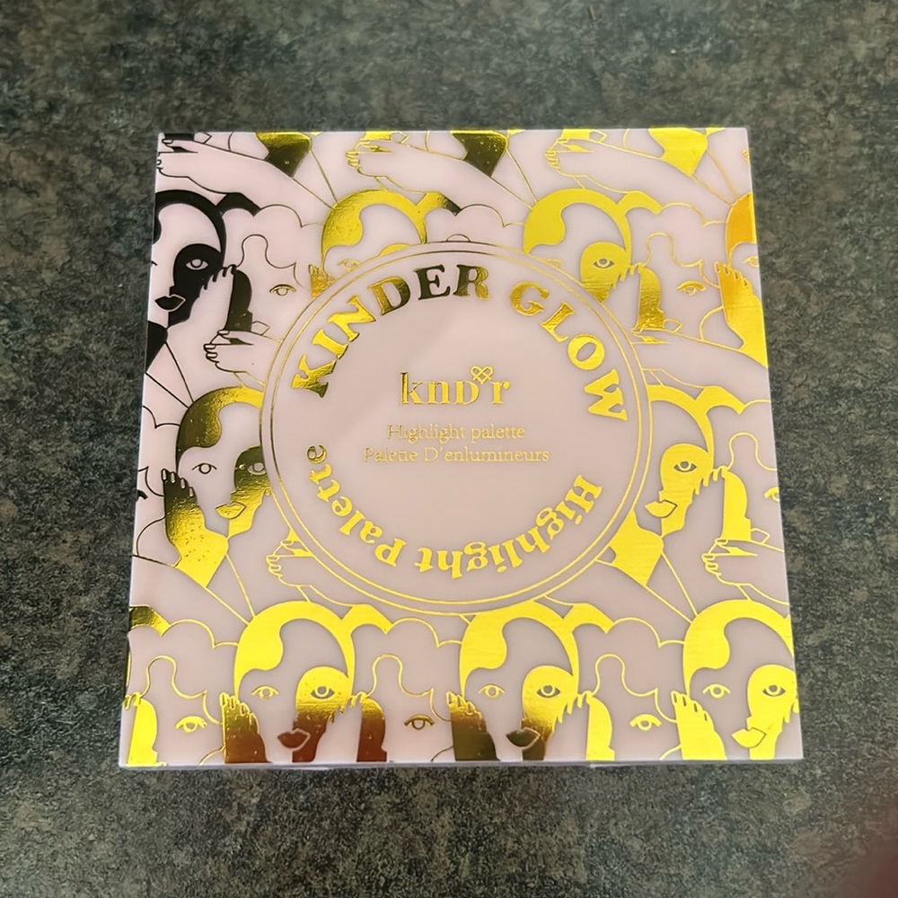 Kinder glow highlighter palette
